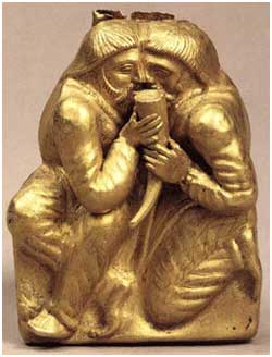 Обряд побратимства у скифов, золотая бляшка из кургана Куль-оба, Керчь, 4 век до новой эры. Рог с вином, в котором смешана кровь из рассеченных ладоней.